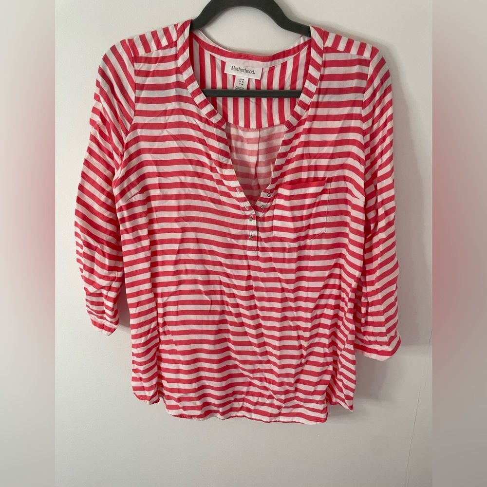 Motherhood maternity 1/4 V-neck button top size medium.